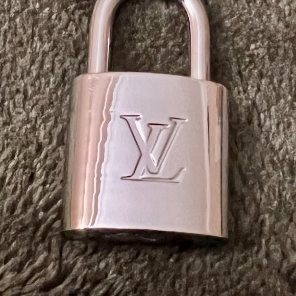 New  Palladium Louis Vuitton Lock with Two Keys - Picture 3 of 3